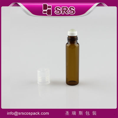 بطری شیشه ای خالی و رول 5 میلی لیتر روی بطری عطر 5 میلی لیتر